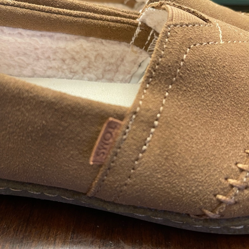 NWOT TOMS Women's Alpargata loafer with faux fur lining. - Picture 6 of 9